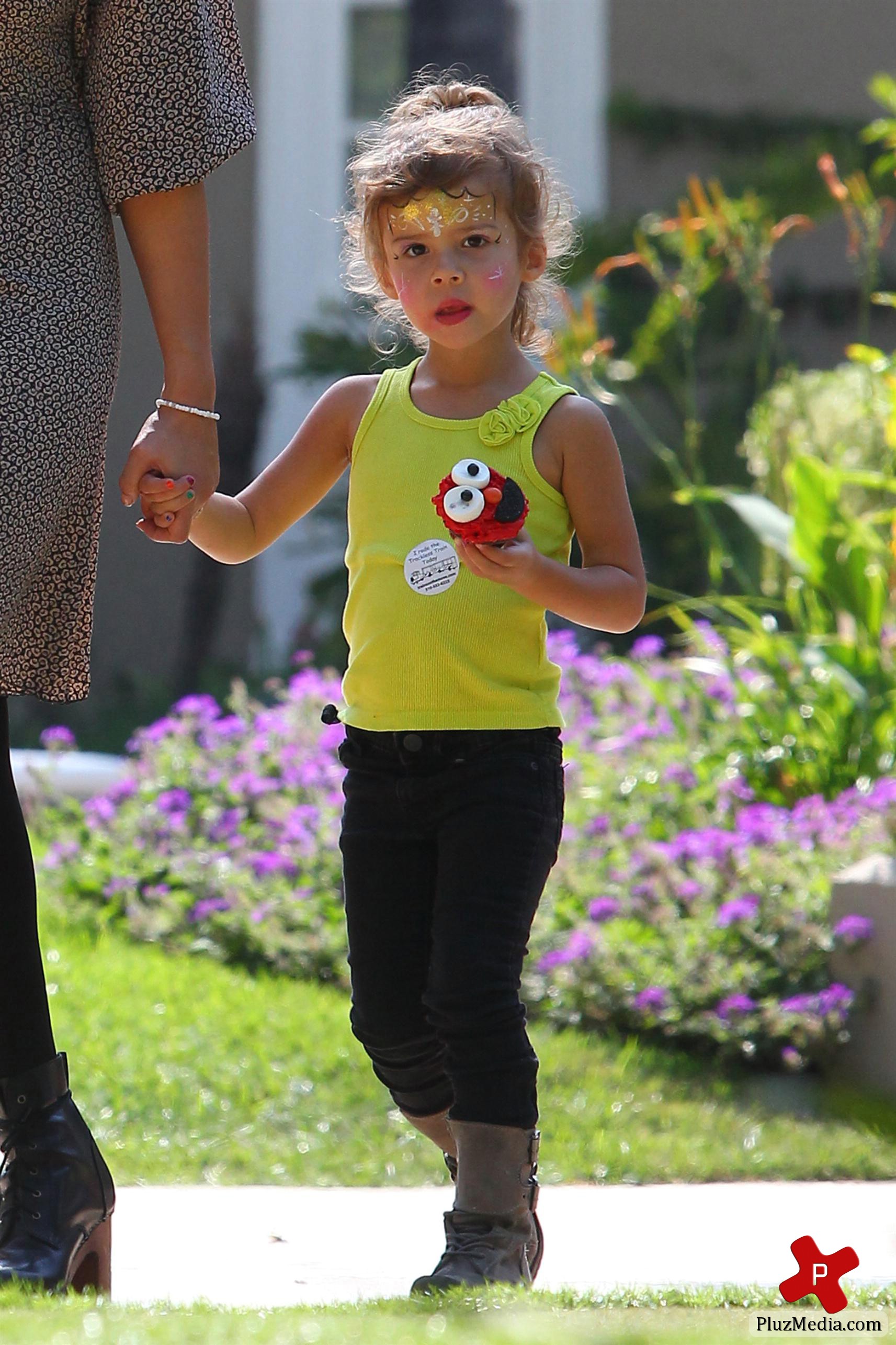 Jessica Alba, Cash Warren and daughter head out for a family meal photos | Picture 79858